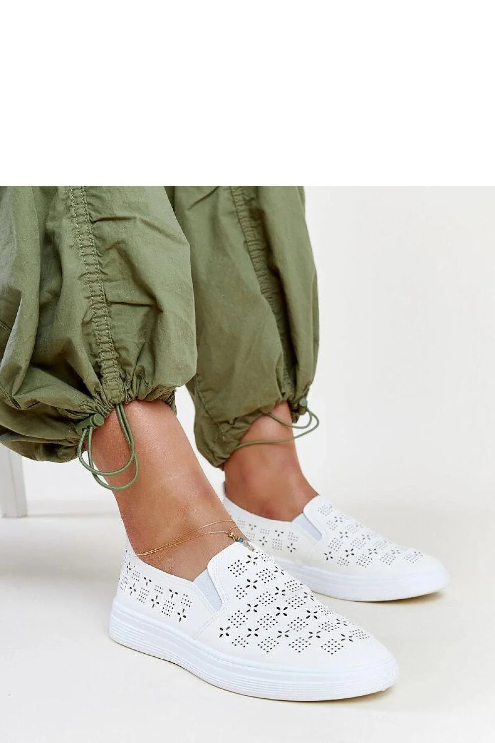 Baskets slip-on pour femme, design moderne et estival, cuir blanc perforé, semelle épaisse, confort maximal, style décontracté, idéal quotidien et sorties estivales