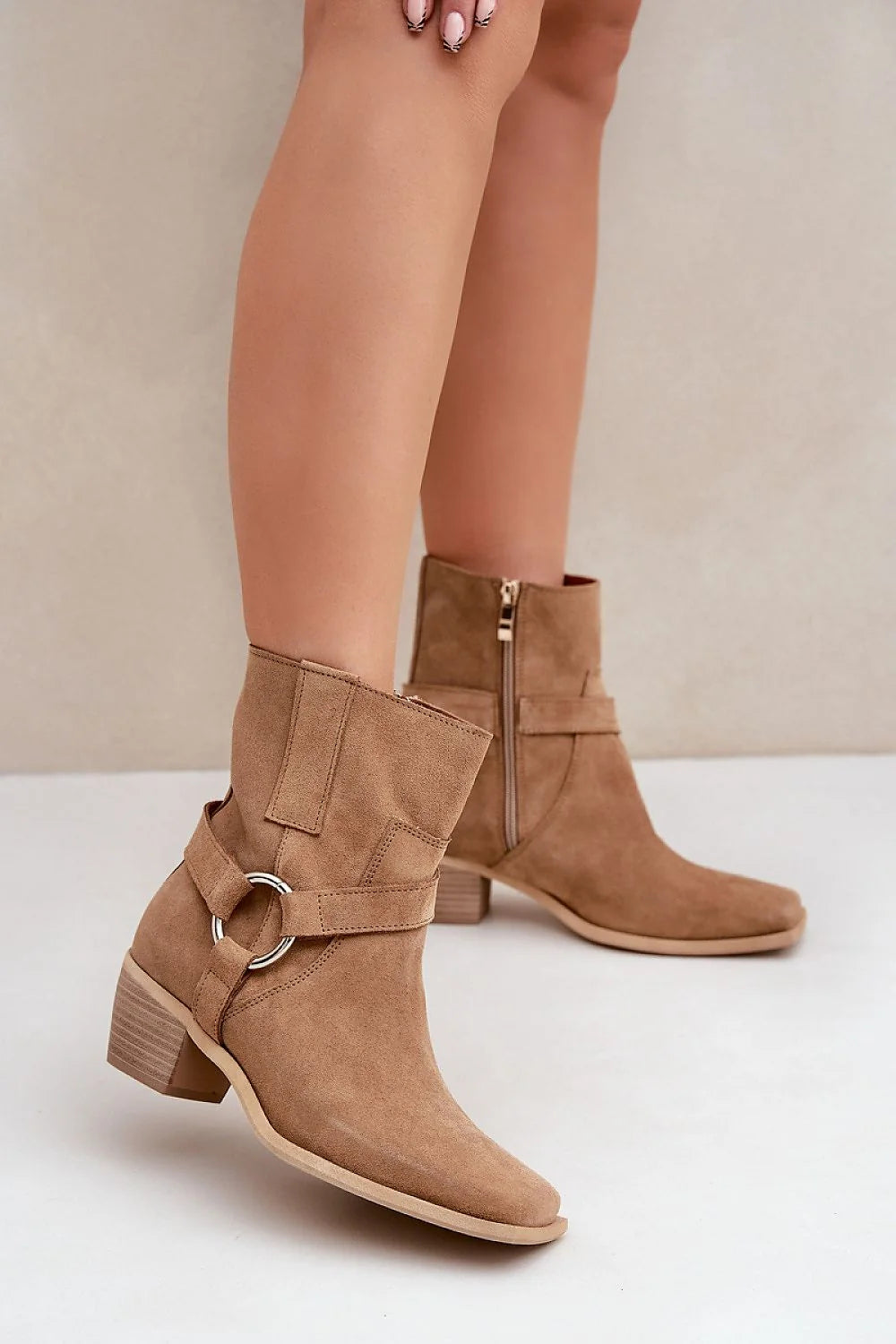 bottes chelsea suède beige mollet bout pointu talon carré 4cm sangle anneau métallique fermeture éclair semelle caoutchouc adhérence western moderne