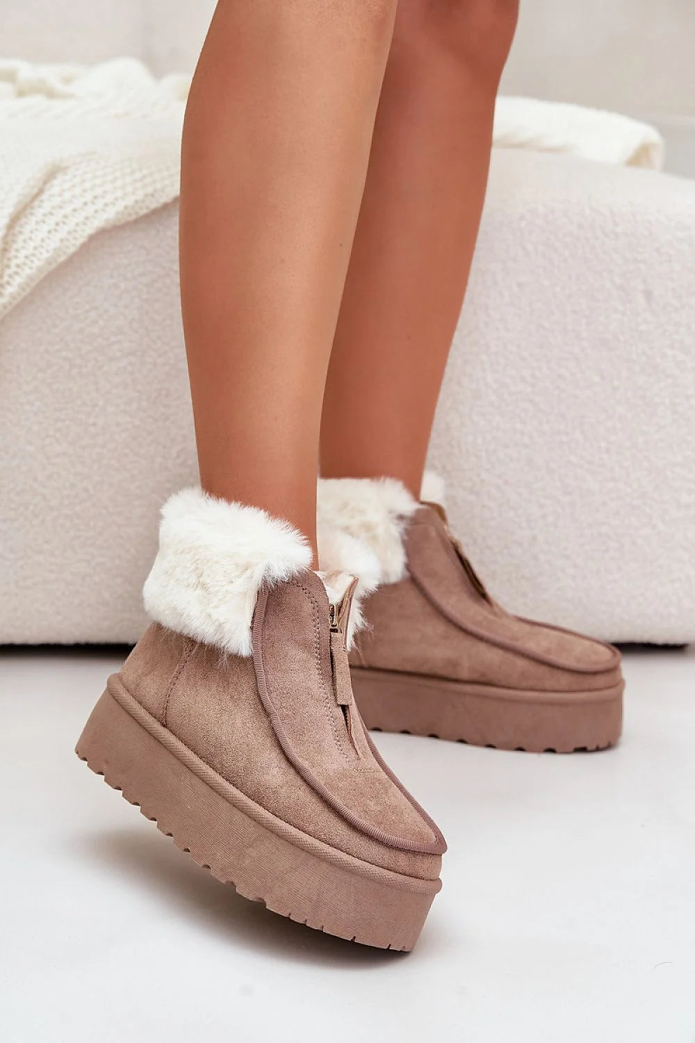 Bottes de neige pour femmes en suédine taupe fourrure blanche talon compensé style élégant hiver 2023