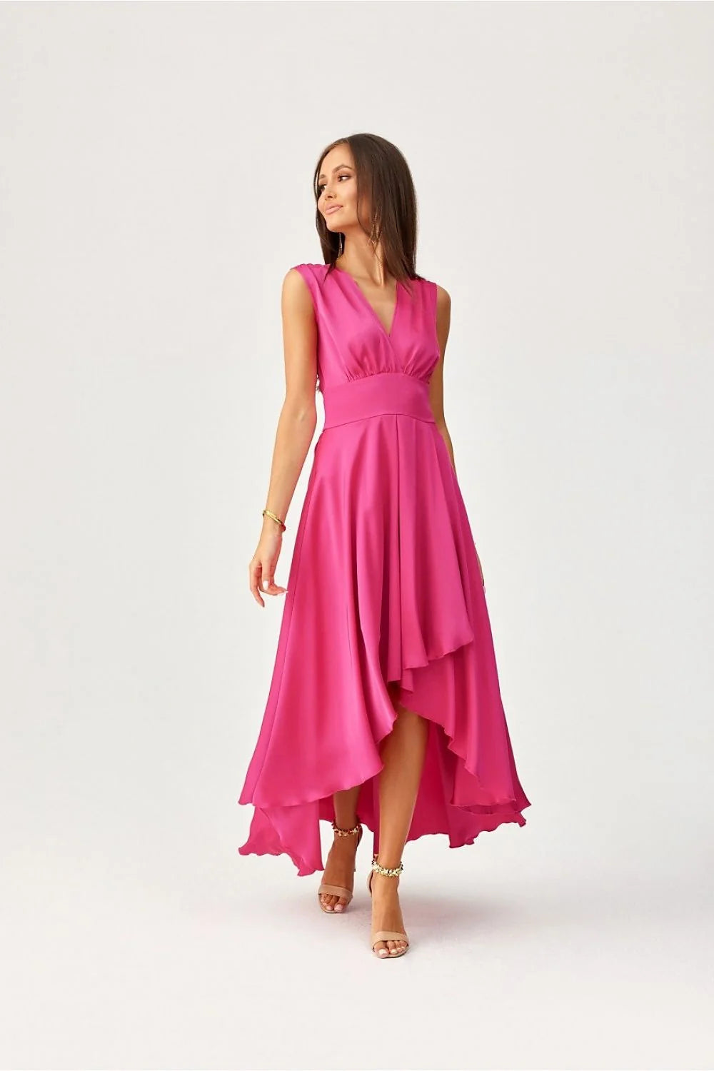 Robe de soirée asymétrique longue couleur rose vif en satin fluide style moderne épaules plissées taille ajustable femme