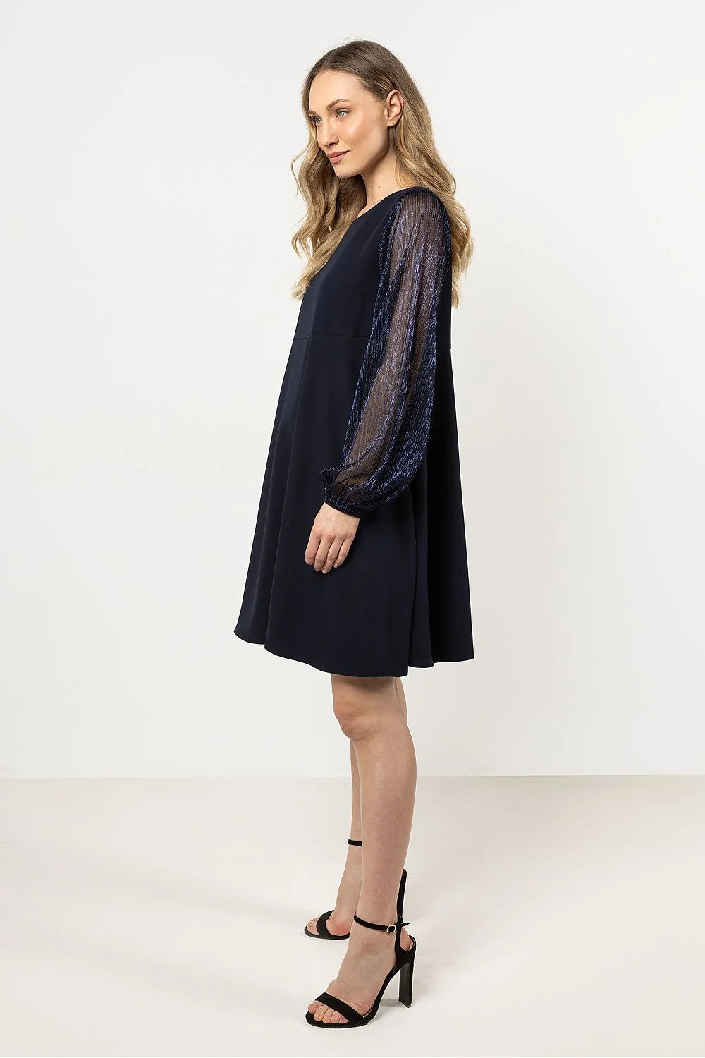 Robe de soirée élégante longue manches transparentes tissu brillant couleur noire taille ajustable femme