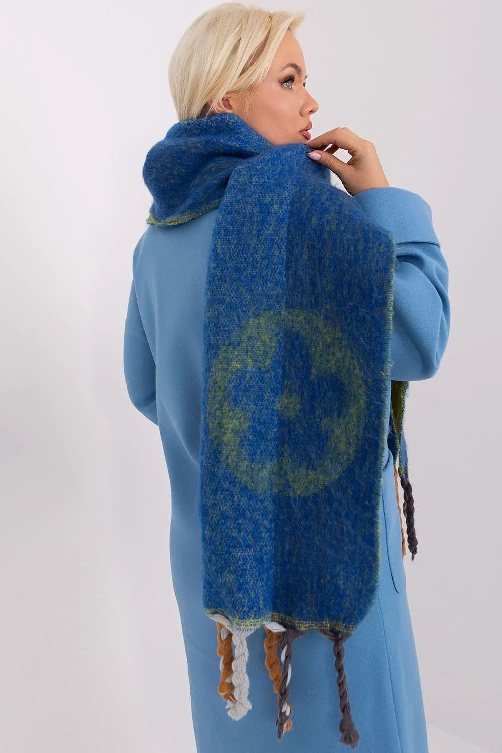 Écharpe tricotée design cosy automne hiver longue motif bleu verts franges torsadées matériau doux protection épaules femmes