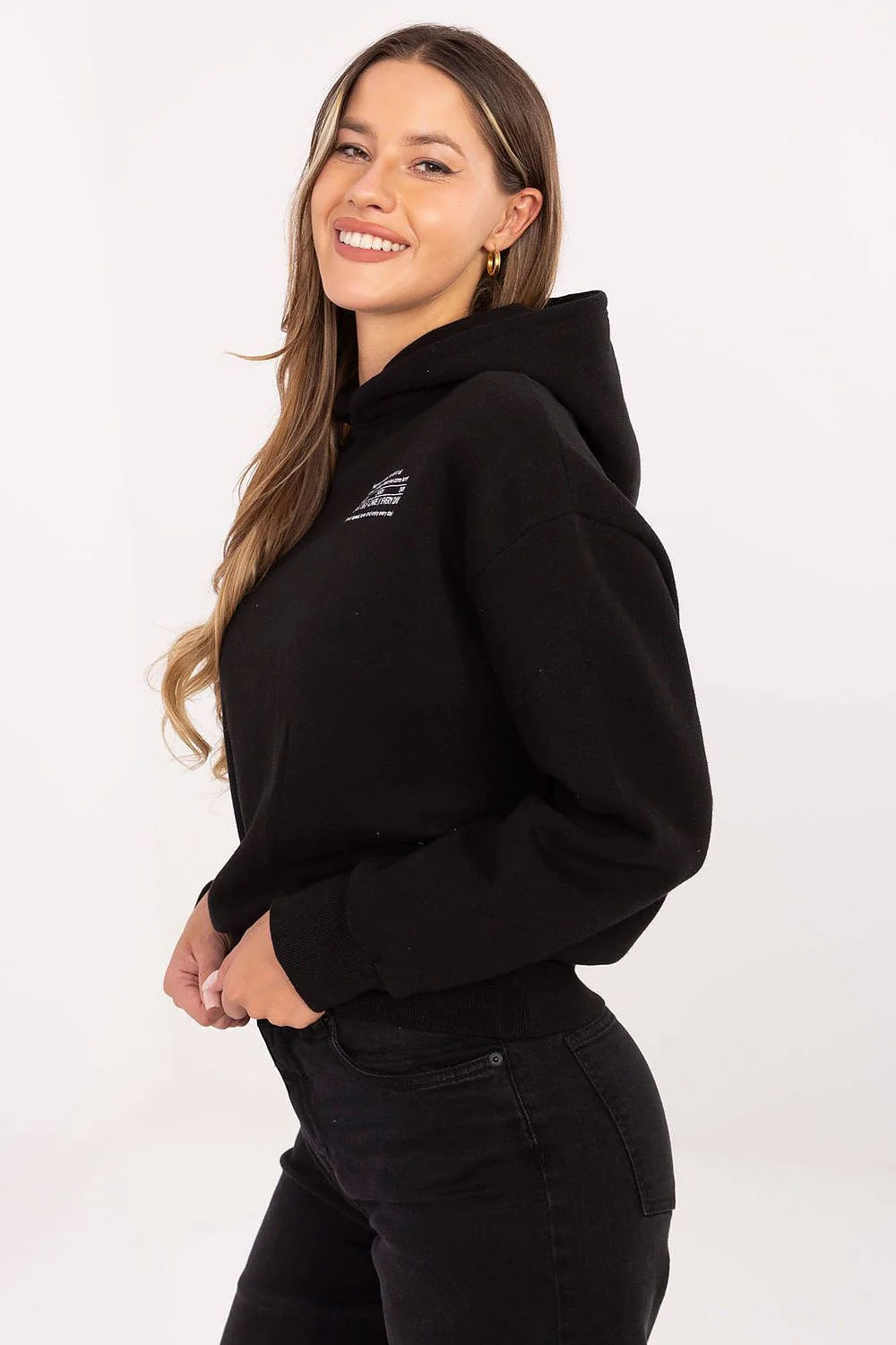 sweatshirt capuche femme noir molletonné décontracté coupe ample manches longues impression discrète poitrine bords côtes mélange coton polyester