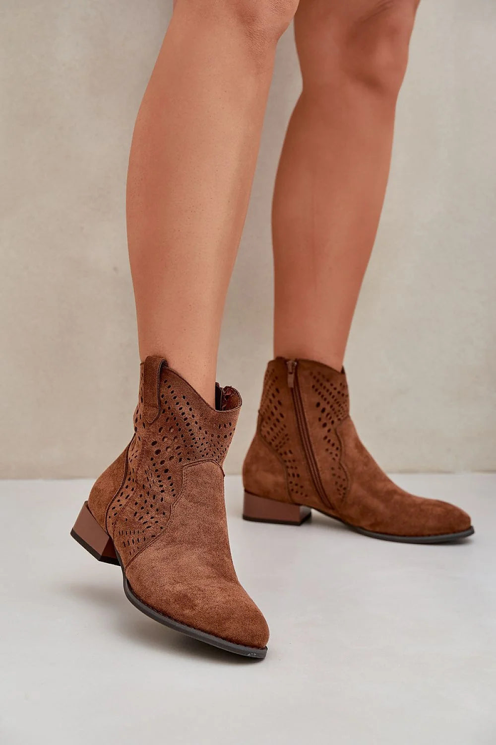 Bottes à talons Step in style en cuir suédé écologique, style moderne et chic, coloris brun clair, semi-montant, détails perforés, confortable et durable pour femmes