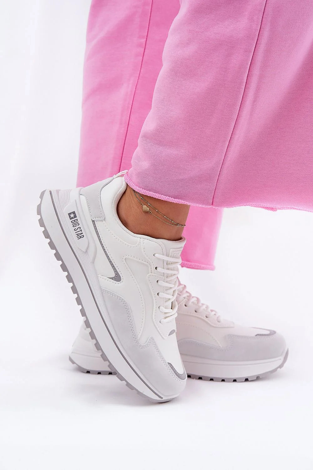 Chaussures de sport Step in style Big Star femmes, sneakers blanches modernes design épuré cuir synthétique HI-POLY SYSTEM semelle amortie confortable lacets blancs versatile athleisure