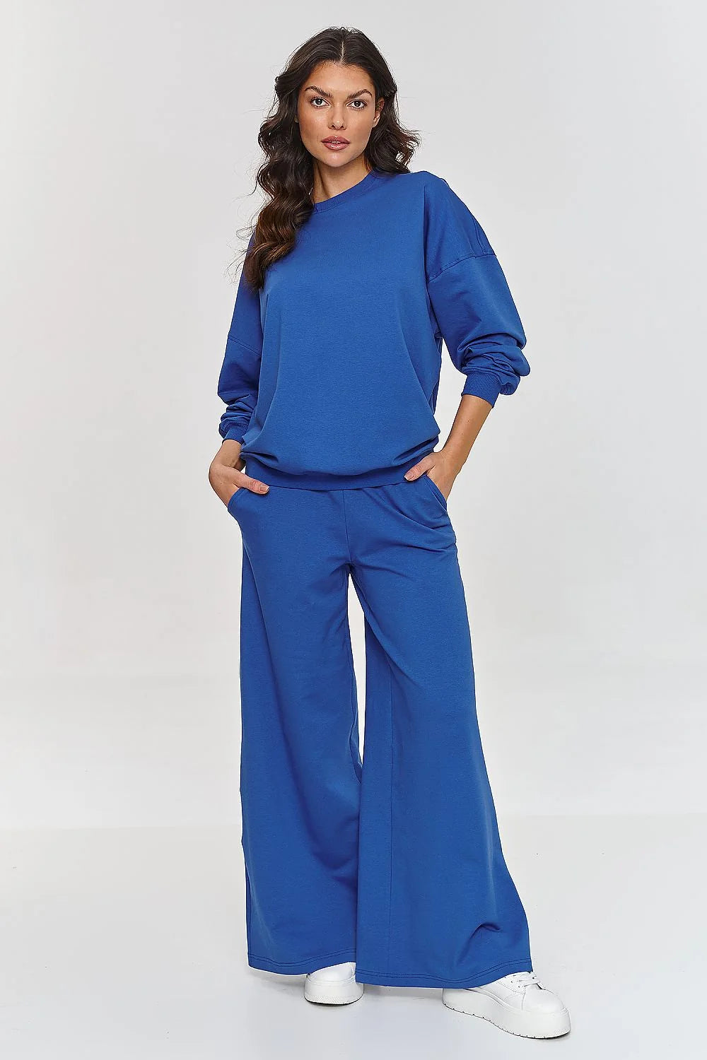 Tenue décontractée femme ensemble coordonné sweatshirt et pantalon bleu vif moderne style casual