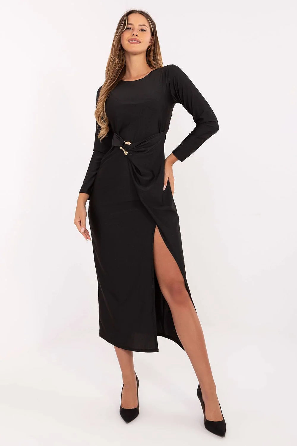 robe soirée midi portefeuille noire manches longues col rond tissu lisse jersey viscose polyester drapé côté boucles dorées fente latérale