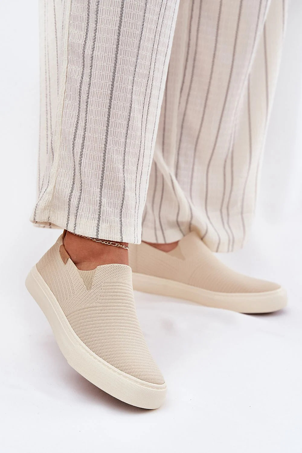 Baskets femme slip-on en tissu respirant beige élastiques bout rond semelle caoutchouc confortables occasionnels