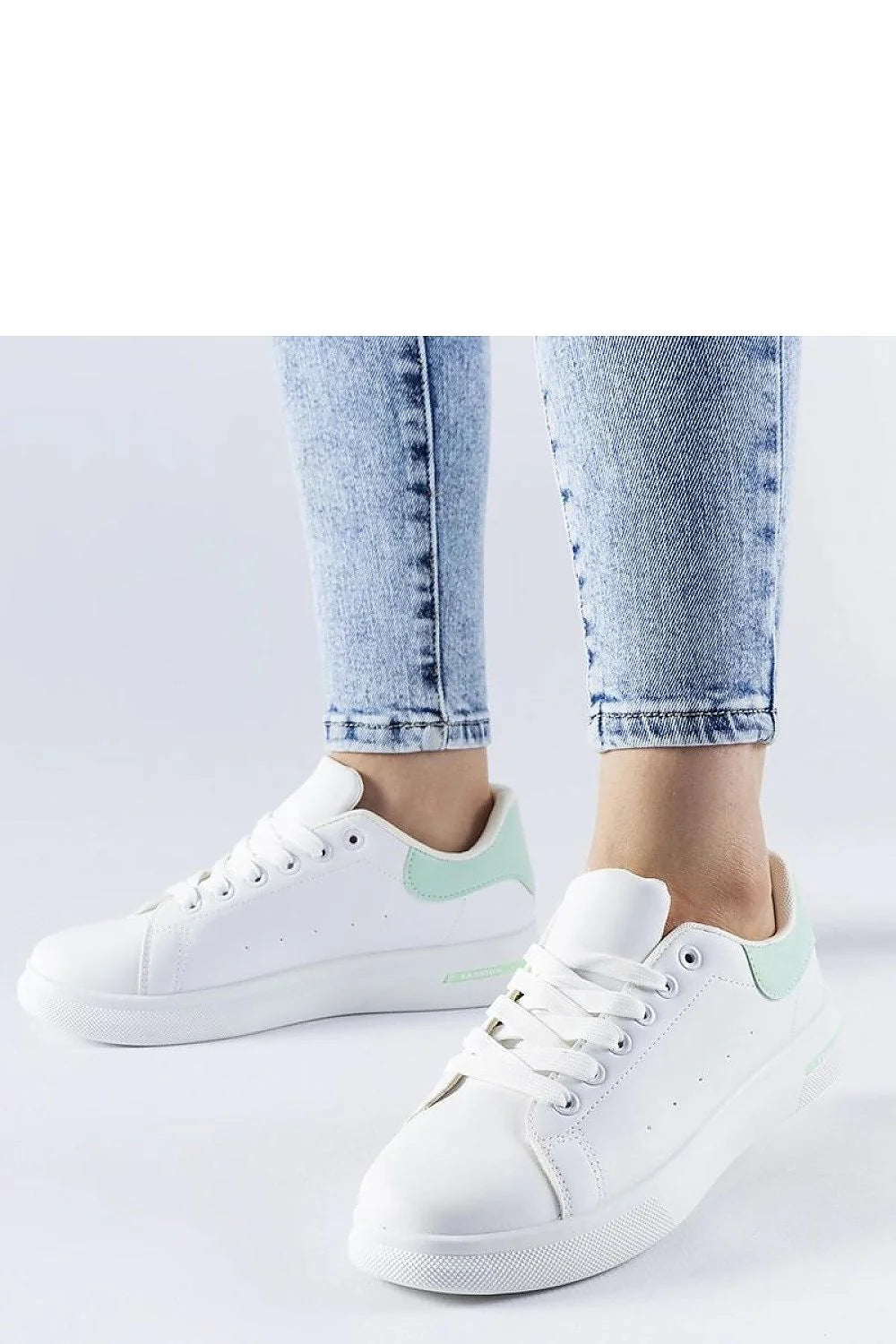Sneakers pour femme design moderne épuré tige cuir synthétique blanc contrefort menthe lacets sécurisés semelle caoutchouc blanche perforations décoratives