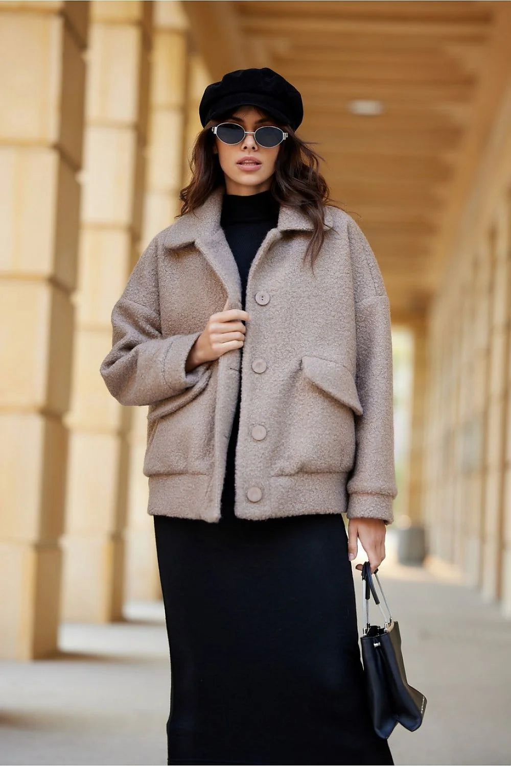 Veste en laine bouclée beige taupe pour femme, style oversize moderne, automne-hiver, coupe élégante, poches à rabat, chaleur et confort garantis