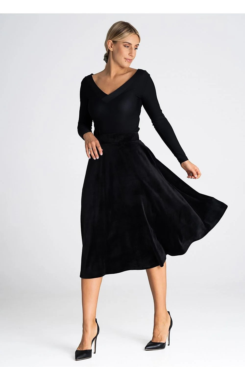 Outfit féminin élégant haut noir manches longues jupe midi ample tissu stretch velours texture luxueuse taille haute ceinture noire