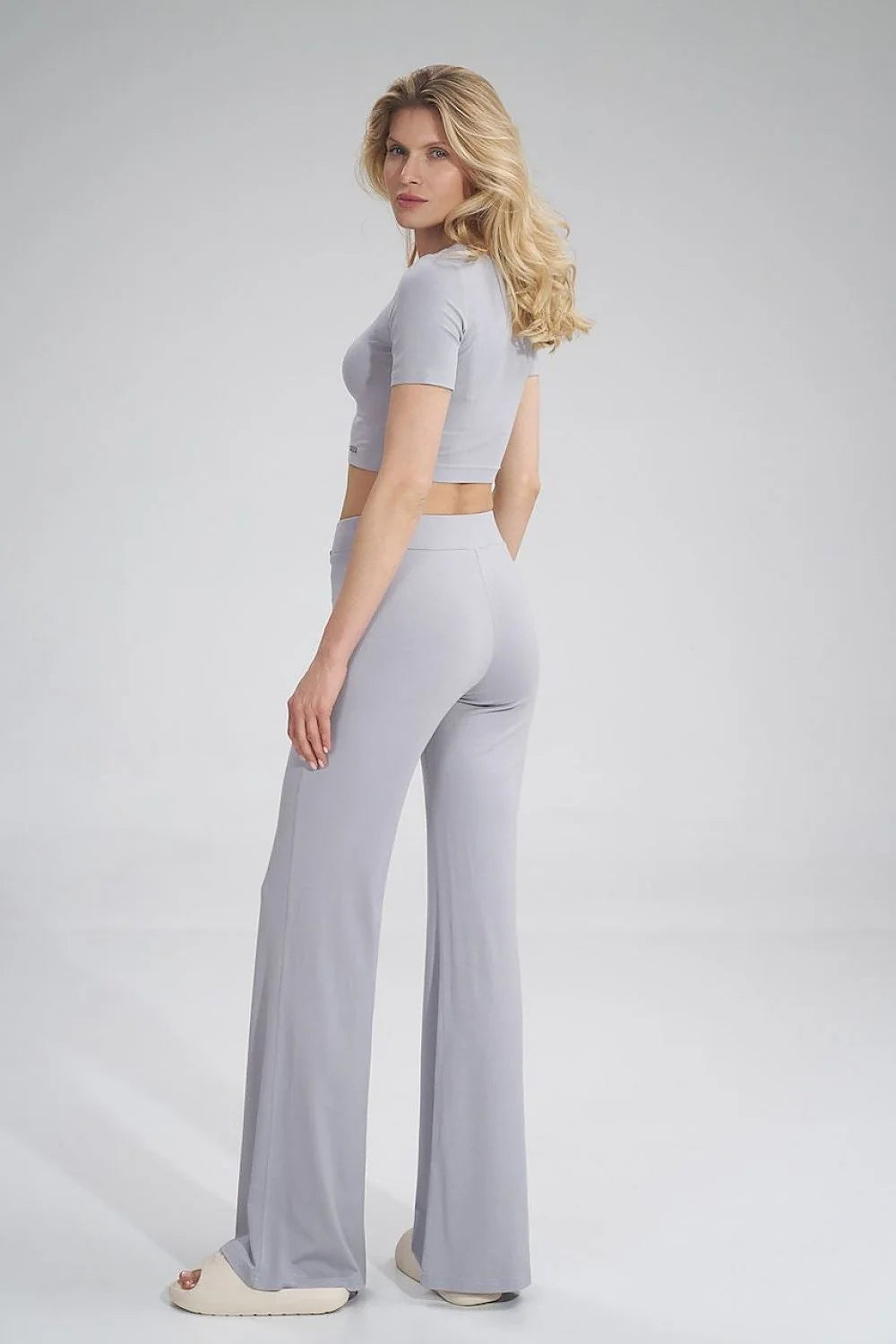 Ensemble deux pièces femme moderne minimaliste crop top manches courtes pantalon ample taille haute couleur grise claire matières élasthanne viscose