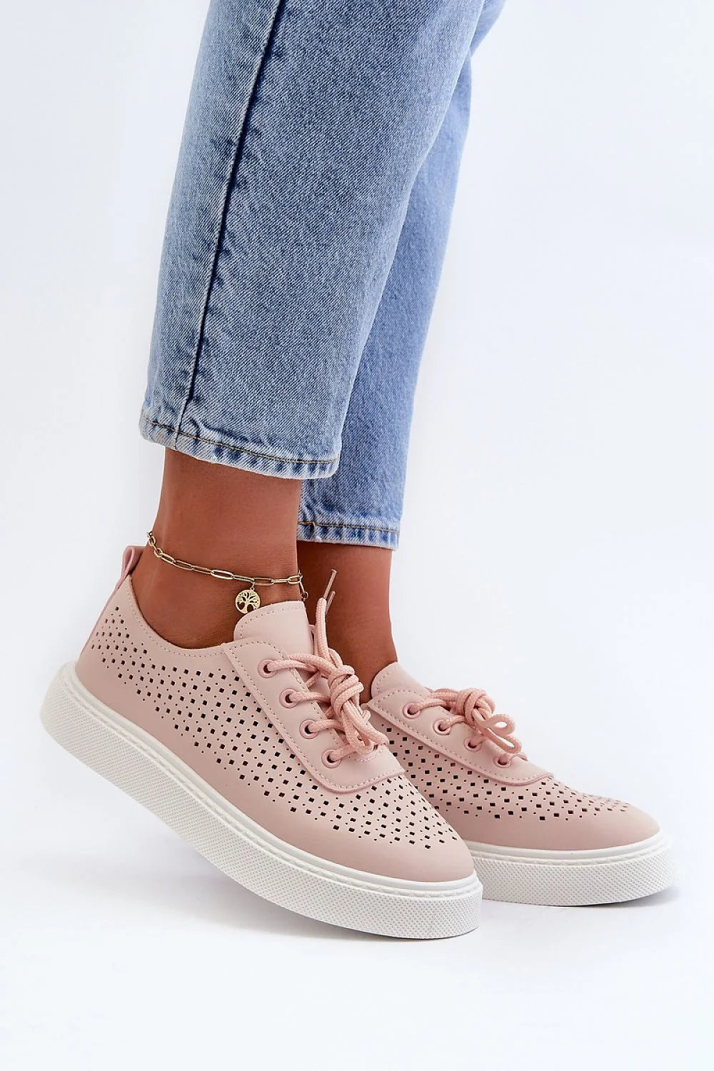 Baskets pour femmes, design moderne, tige ouverte, cuir artificiel, plateforme, couleur rose poudré, confort, style casual-chic, semelle mousse, lacets assortis, bracelet en chaîne dorée, idéal printemps-été, femmes
