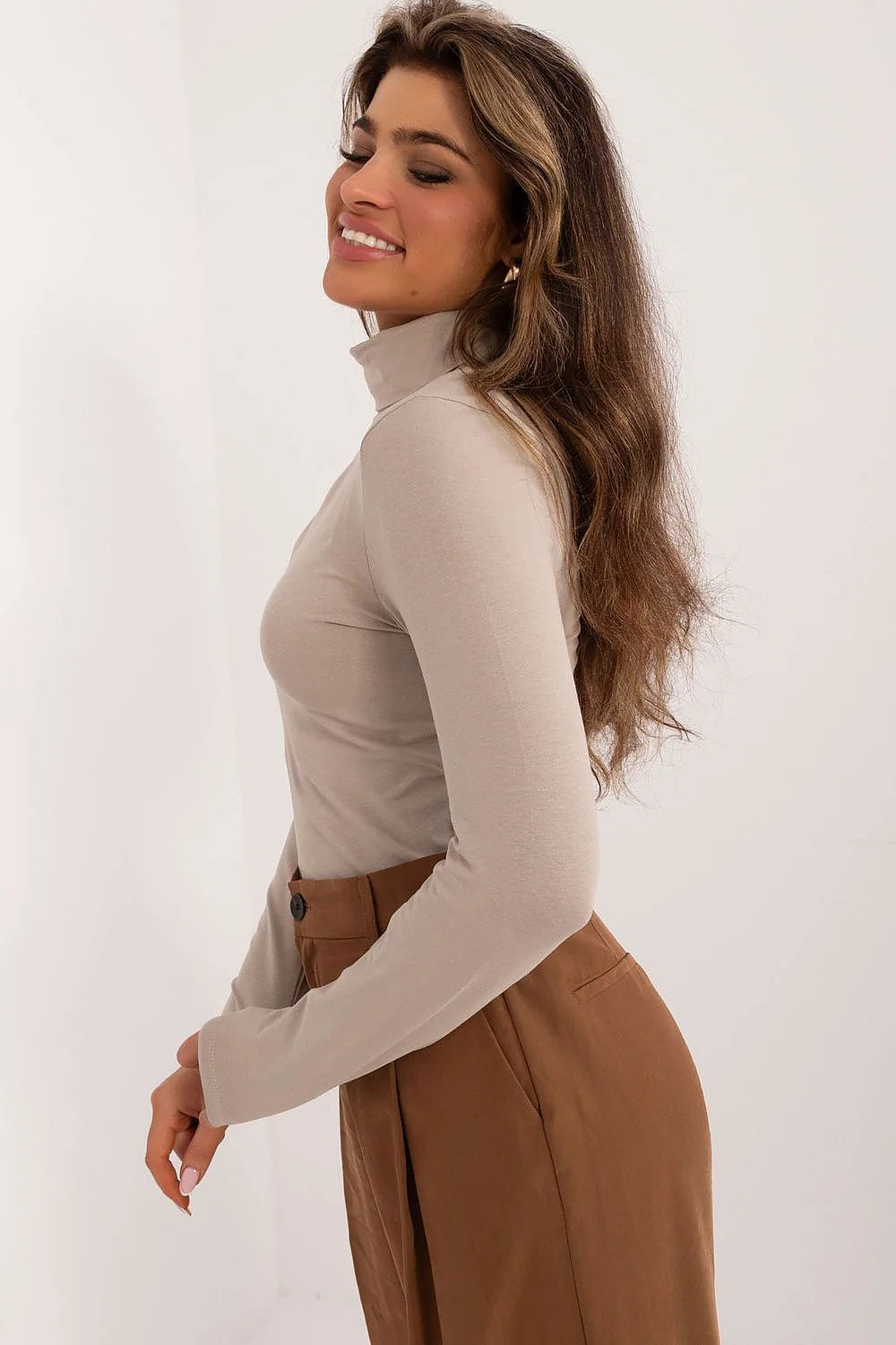 Ensemble mode femmes chemisier col roulé beige pantalon taille haute marron occasionnels chic décontracté