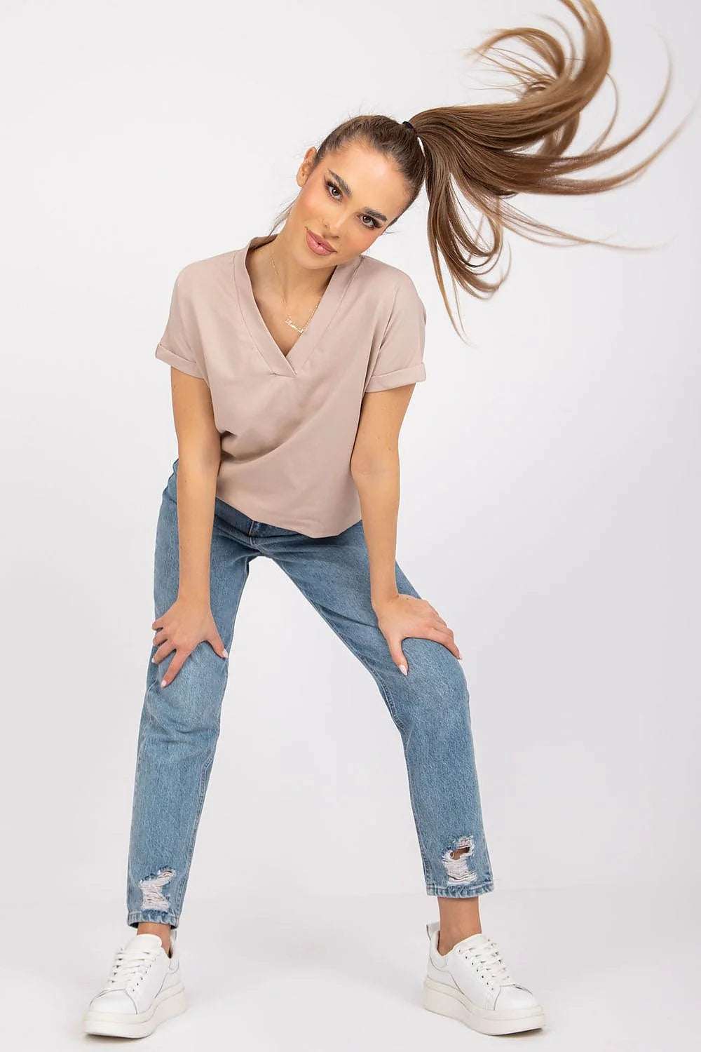 Outfit Casual Chic T-shirt Beige Denim Jeans Straight Cut Women Cotton Elastane Blend Blue Wash