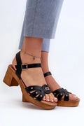 Sandales estivales élégantes à talon carré noir et semelle en bois, strap ajustable, finitions dorées, cuir synthétique, confort maximal pour femmes