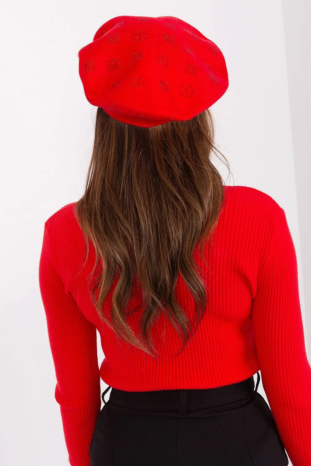 béret tricot strass rouge vif chic rétro élégant sophistiqué audacieux chaud doux luxueux cachemire ajusté structuré maintien souple