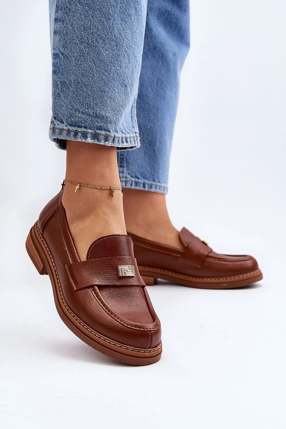 Mocassins pour femme en cuir naturel marron style classique confortable occasionnels design élégant talon plat détails métalliques confortable pour la journée tenues décontractées et professionnelles