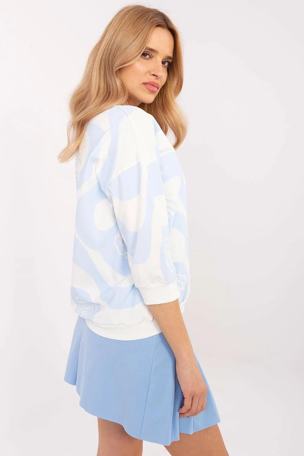 Chemisier Relevance en coton élasthanne manches 3/4 motif vagues bleu clair blanc jupe plissée bleu clair tenue moderne féminine décontractée