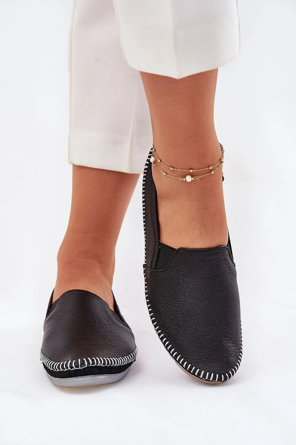 Mocassins femmes cuir noir élégance confort design moderne coupe basse bout rond élastiques latéraux semelle caoutchouc occasion versatile