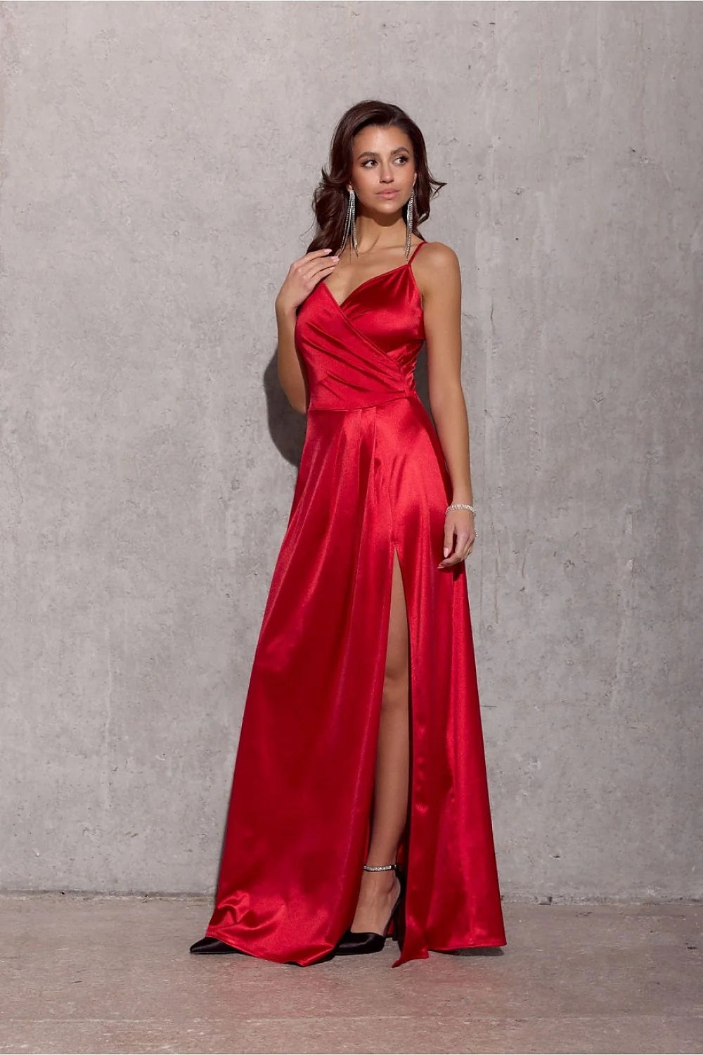 Robe longue élégante en satin rouge vif encolure V croisée bretelles fines jupe évasée fente latérale occasion formelle femme