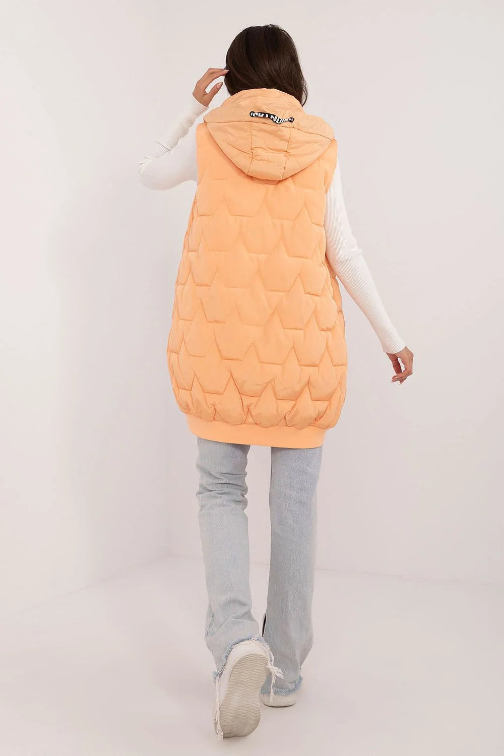 Gilet sans manches pour femme matelassé couleur pêche douce polyester rembourré capuche amovible fermeture éclair noire poches zippées moderne urban style