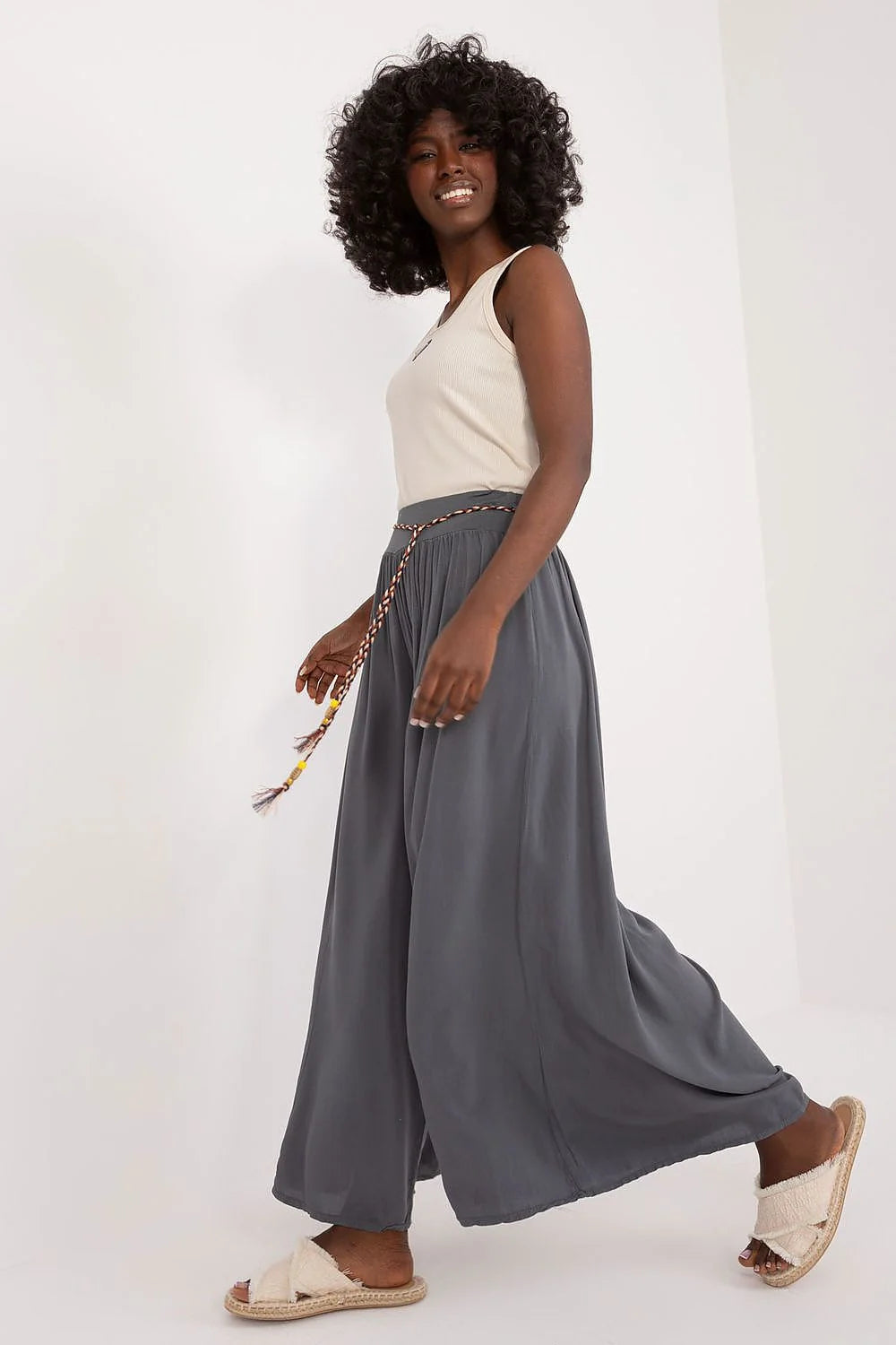 Pantalon femme Och Bella viscose haute taille jambes larges ceinture décorative noeud elastique couleur grise neutre bohème