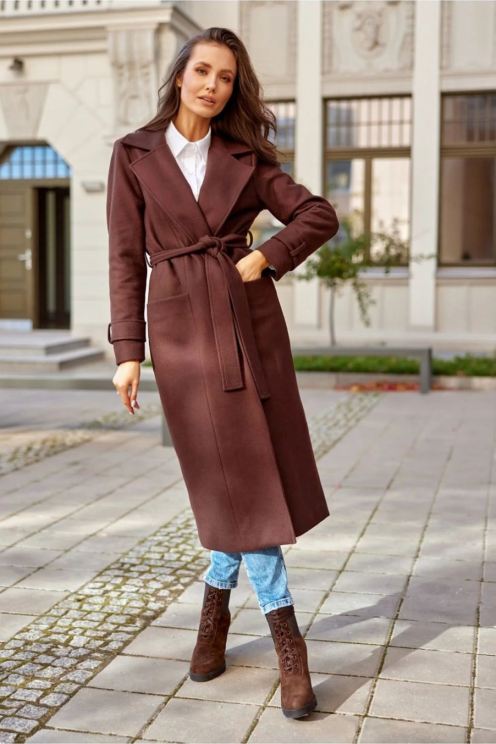 Manteau long élégant pour femmes en laine marron foncé, coupe intemporelle avec ceinture ajustable et col à revers large