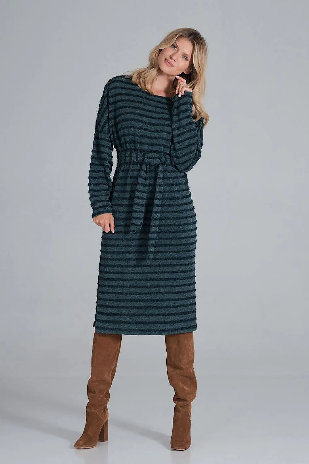 Robe tricot rayée grise élégante et décontractée avec ceinture pour un style chic quotidien