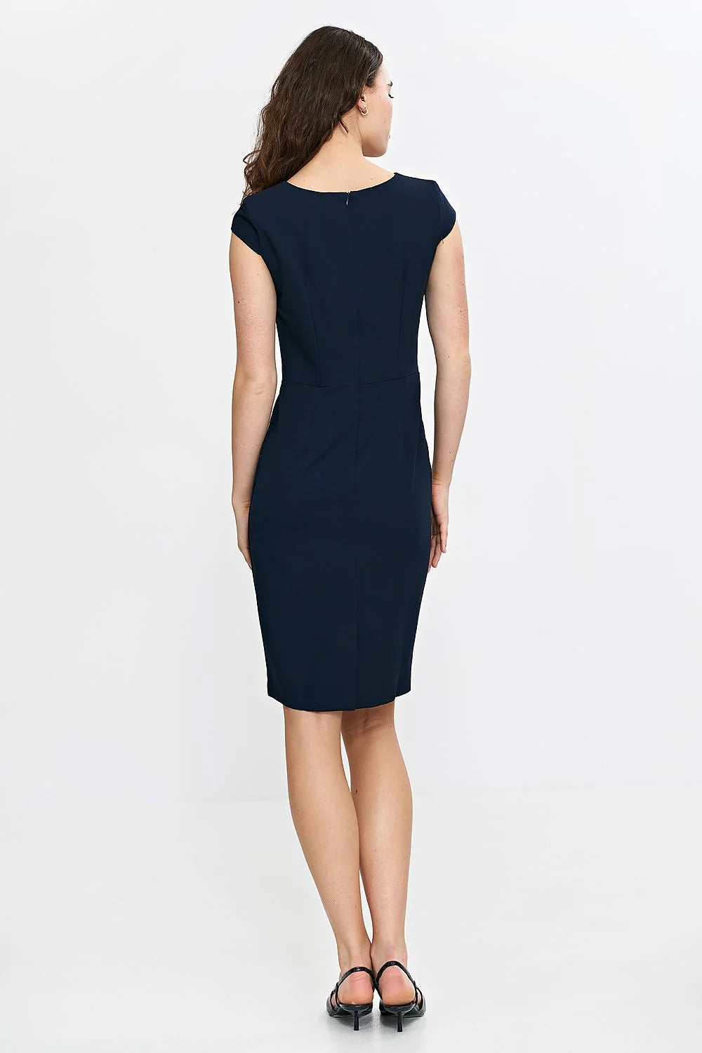 Robe de jour élégante longueur genou manches courtes coupe ajustée couleur navy matériau confortable événement professionnel style intemporel finitions soignées accessoires personnalisables robe formelle mode féminine vêtement classe