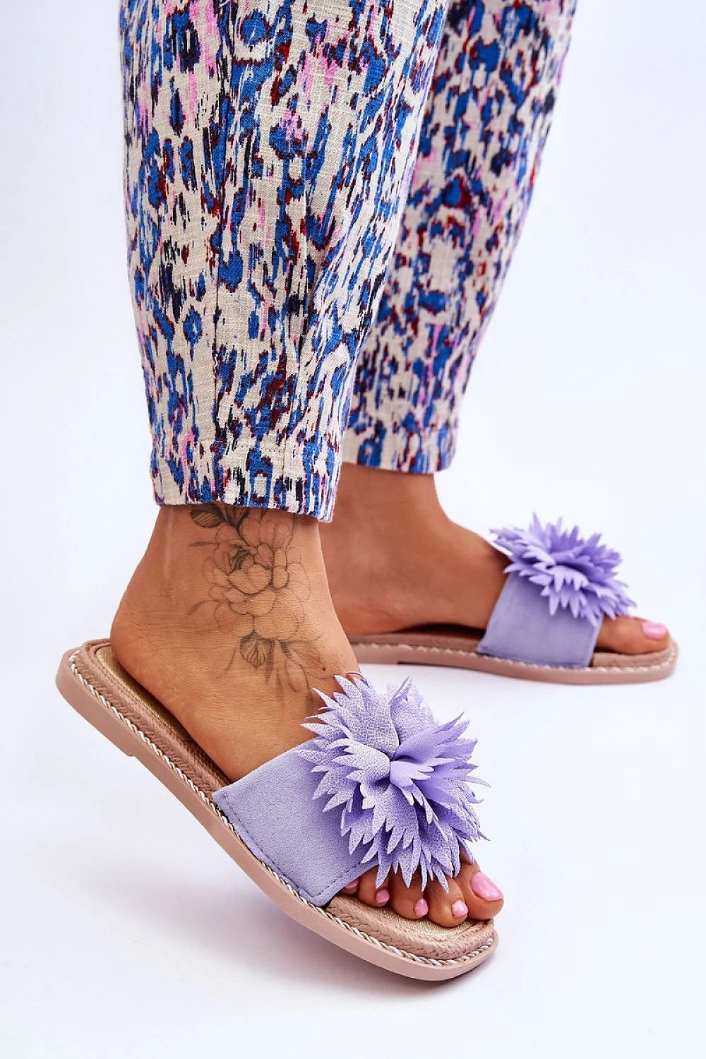 Clacquettes Step in style, Tongs Femmes Écologiques en Suede Lavande, Décoration Fleurie, Semelle Antidérapante, Style Bohème Élégant, Occasion Été