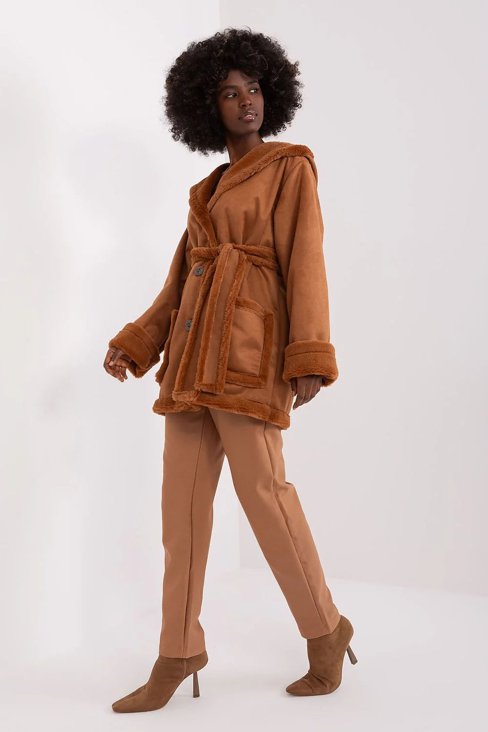 Manteau pour femme Lakerta en faux suède marron, capuche fourrure, style décontracté-chic, coupe ample, boutons classiques, poches plaquées, mode hiver élégant