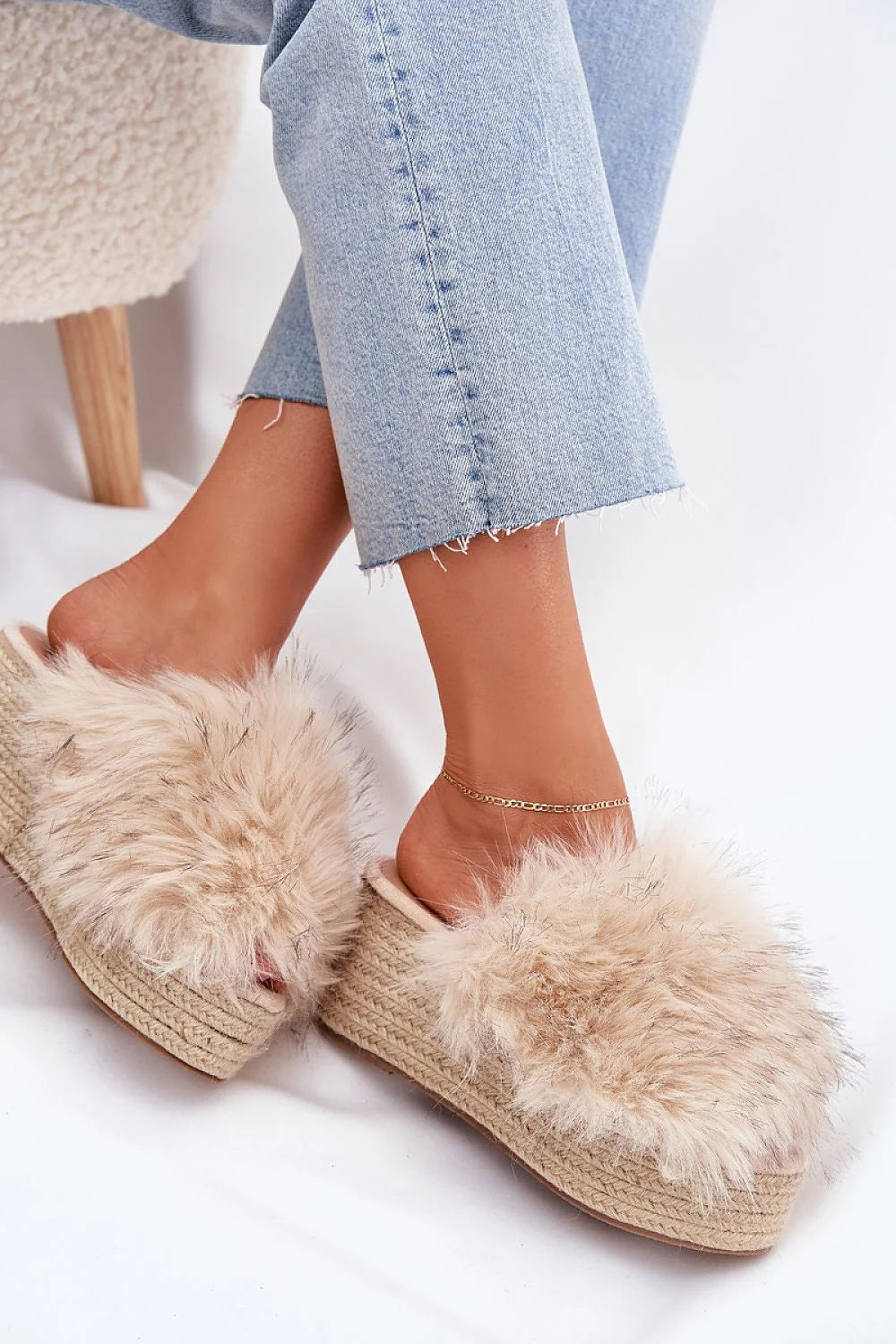 sandales plateforme fourrure beige espadrille mule ouvert slide tressée jute pompon cocooning chic confortable estivale moderne raffinée