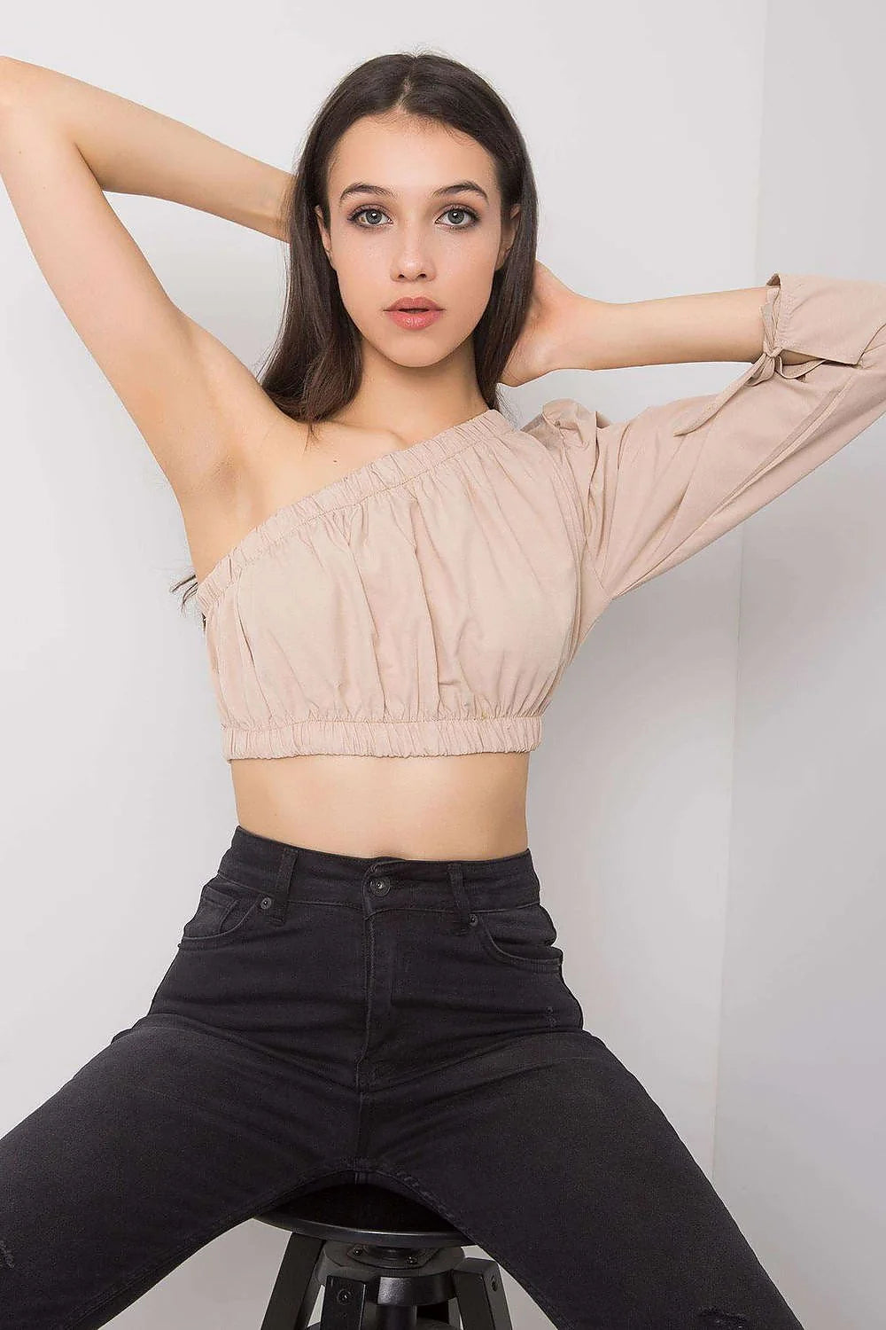 Top asymétrique femme manche longue décolleté asymétrique matériau léger coupe moderne coloris beige pâle