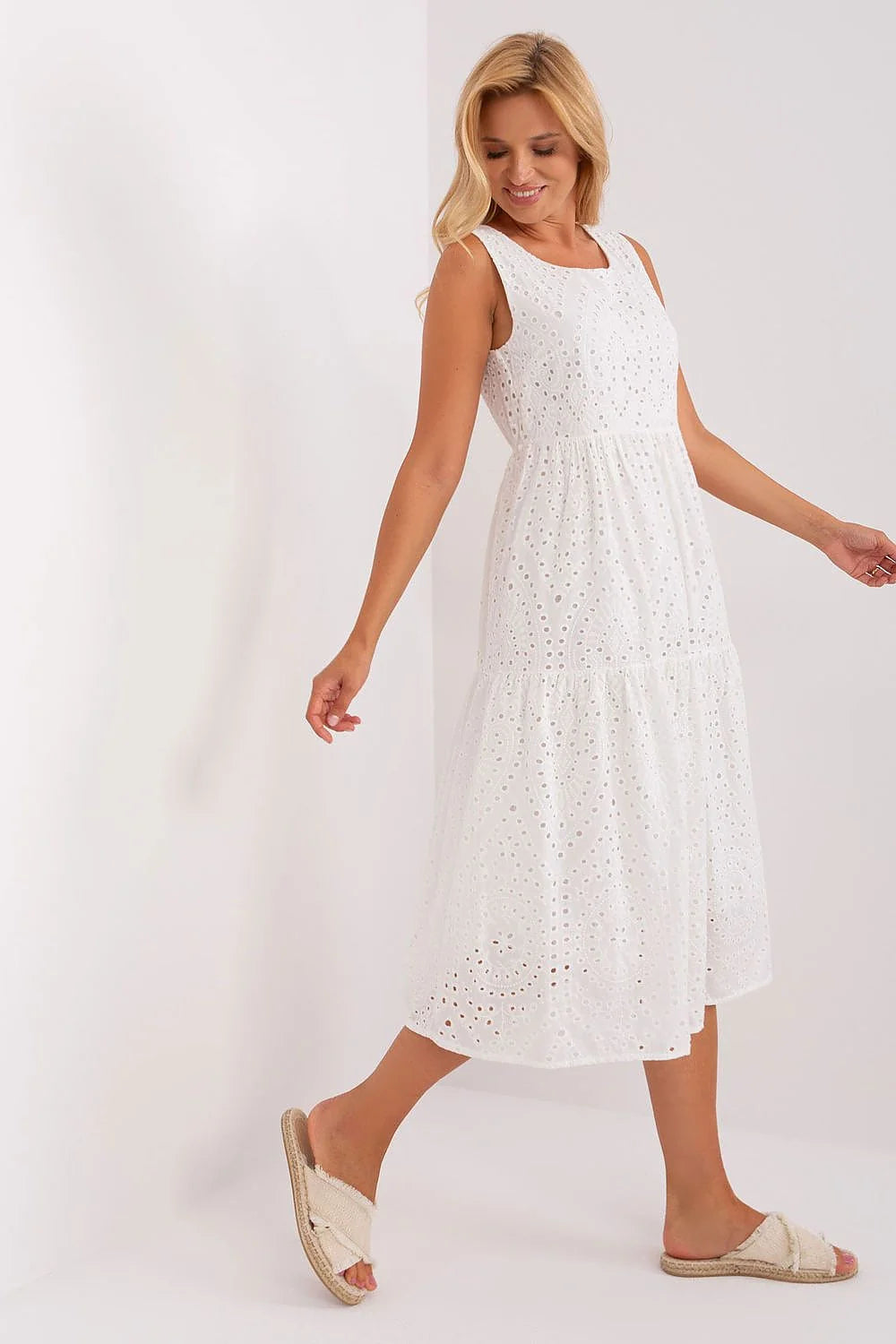 Robe de jour Och Bella sans manches en coton brodé floral et géométrique style empire maxi sandales beige
