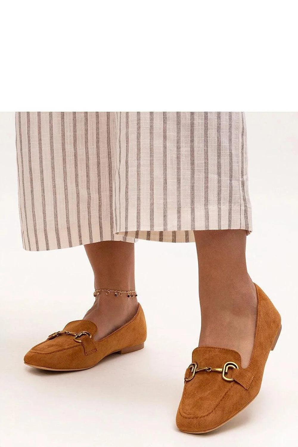 Mocassins bruns femme style décontracté-chic ornement métal doré daim brun caramel semelles plates confort tout la journée
