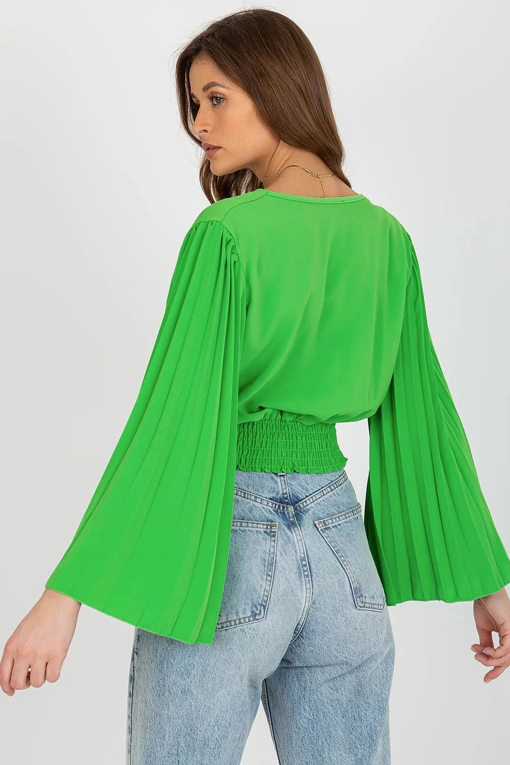 Chemisier design audacieux décolleté V plongeant manches longues larges plissées élastique taille smocké couleur vert vif style moderne féminin