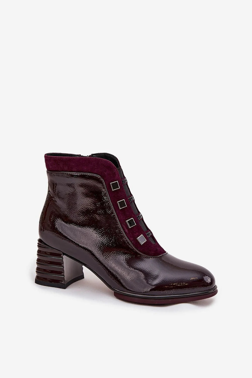 bottines femme cuir naturel verni bordeaux suède contrastant bout arrondi talon bloc sculpté fermeture éclair latérale œillets métalliques doublure chaude