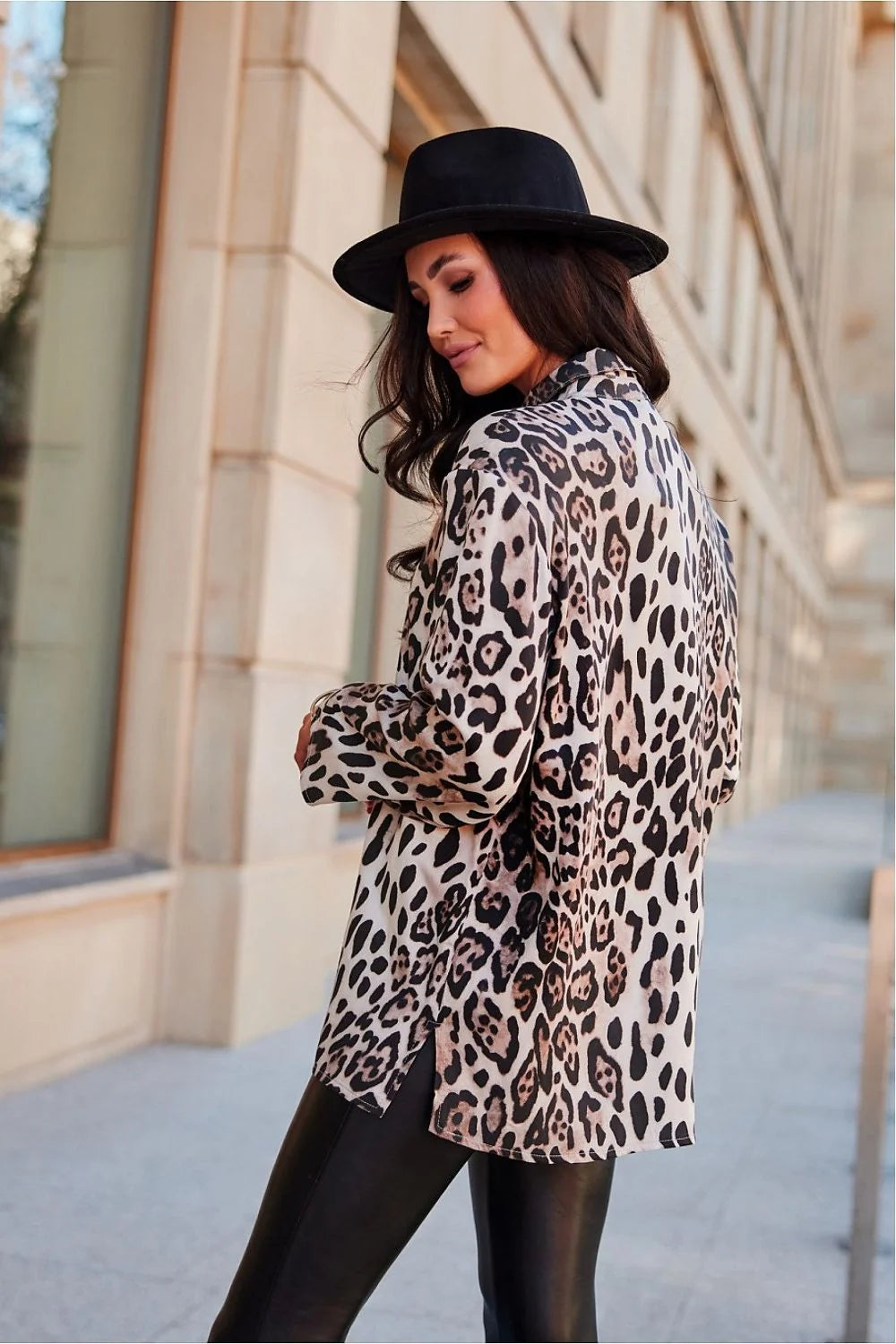 Chemise féminine à manches longues en tissu léopard, style moderne, coupe ajustée, similicuir noir, accessoires élégants