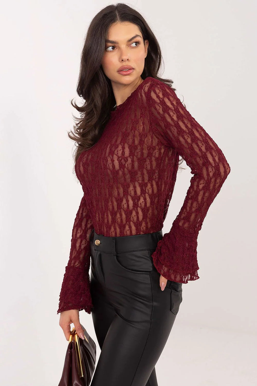 blouse dentelle bordeaux semi transparent ajustée viscose élasthanne manches longues cloche volants col bateau coupe près corps motif ajouré élégante