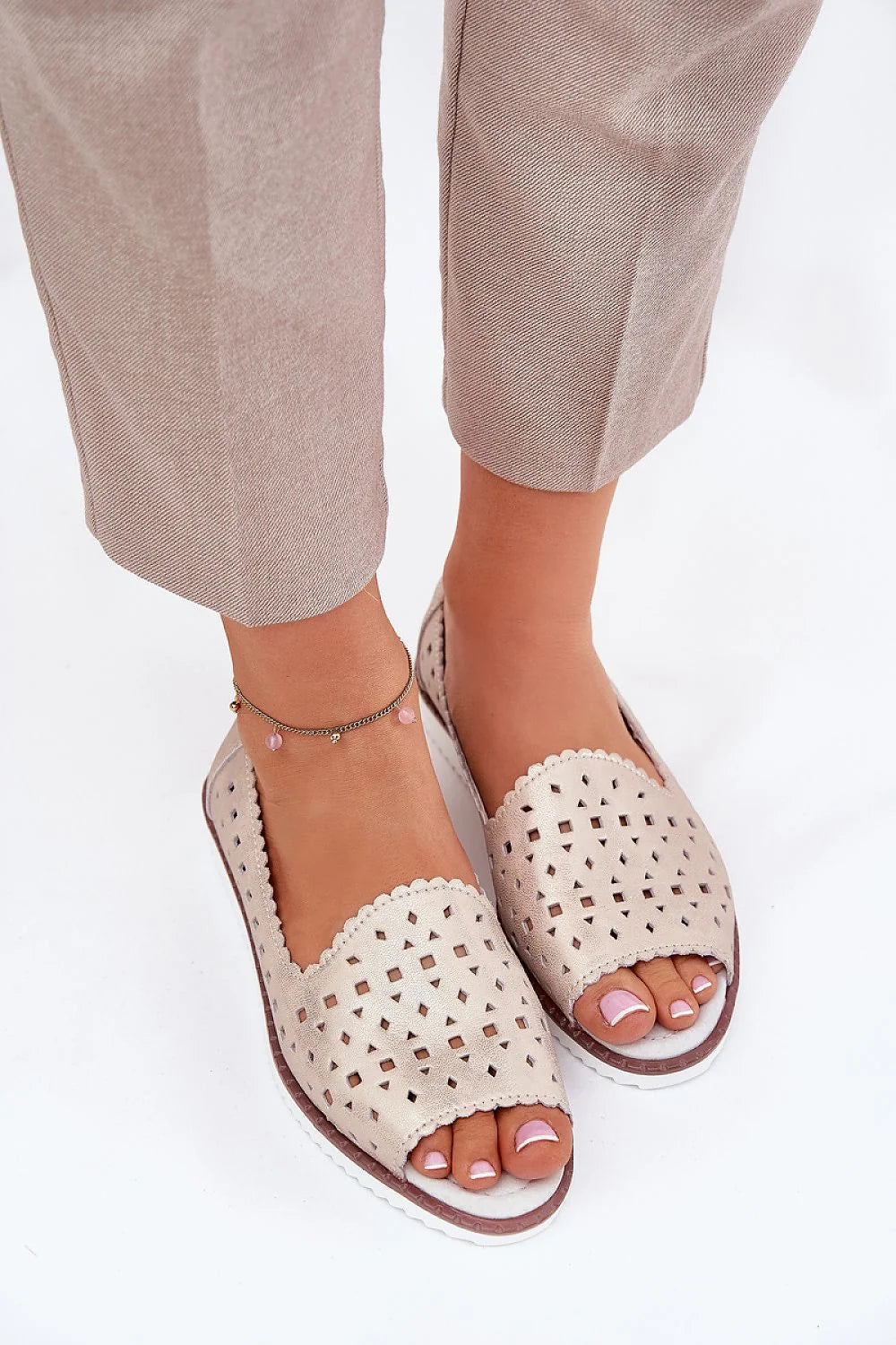 Sandales femmes design estival beige clair motifs géométriques perforations semelle caoutchouc confort été style décontracté occasions élégantes