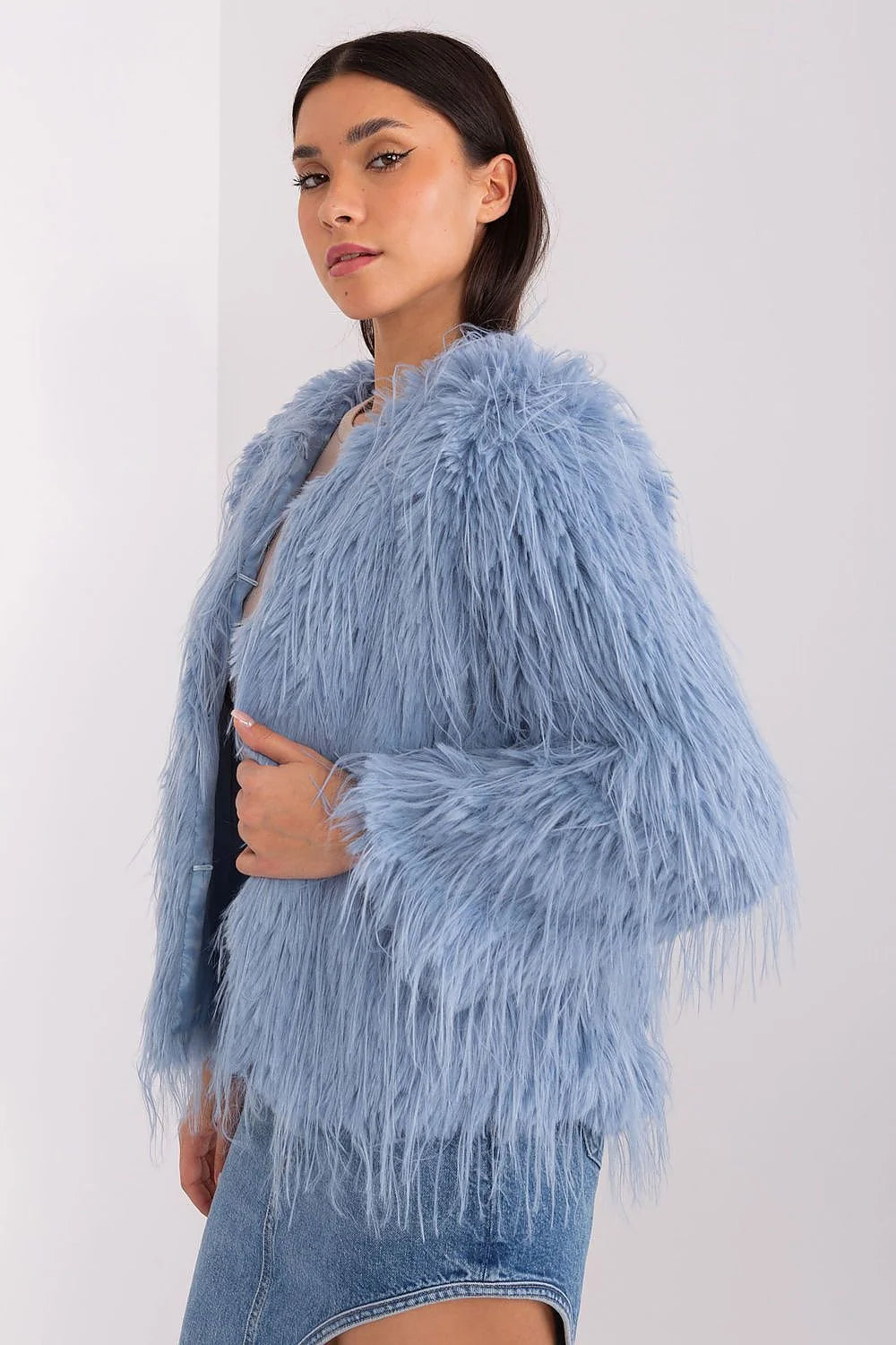 Veste en fausse fourrure bleu ciel pour femmes, design élégant, coupe droite, manches longues, doublure confortable, finitions luxueuses, occasion hiver automne printemps