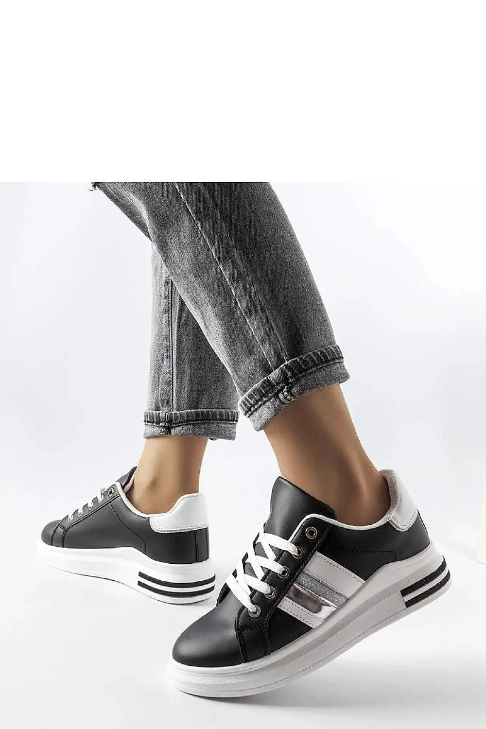 Baskets pour femmes design moderne élégant couleurs noire et argentée matériaux de qualité confortable