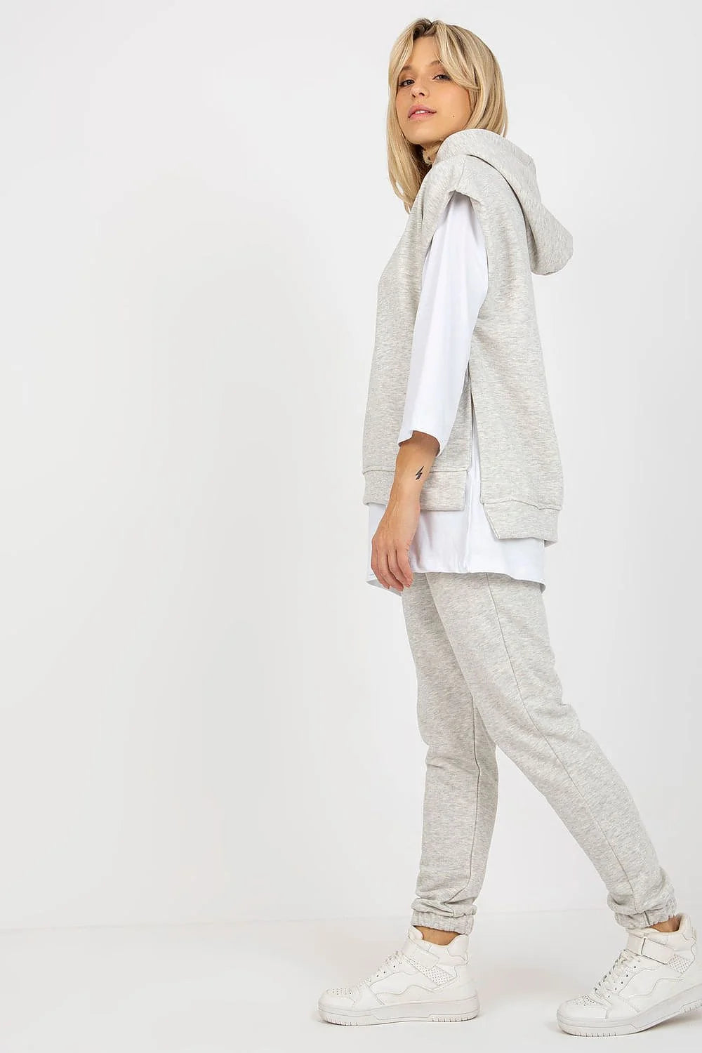 ensemble femme casual athleisure blouse sweat pantalon beige coton polyester confort moderne capuche sans manches coupe relaxed poches elastique molleton