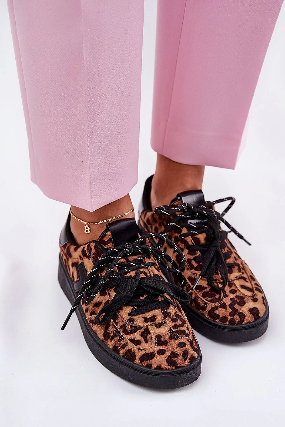 Chaussures de sport femmes imprimé léopard cuir suédé écologique style audacieux coupe basse confortable lacets noirs détails métalliques