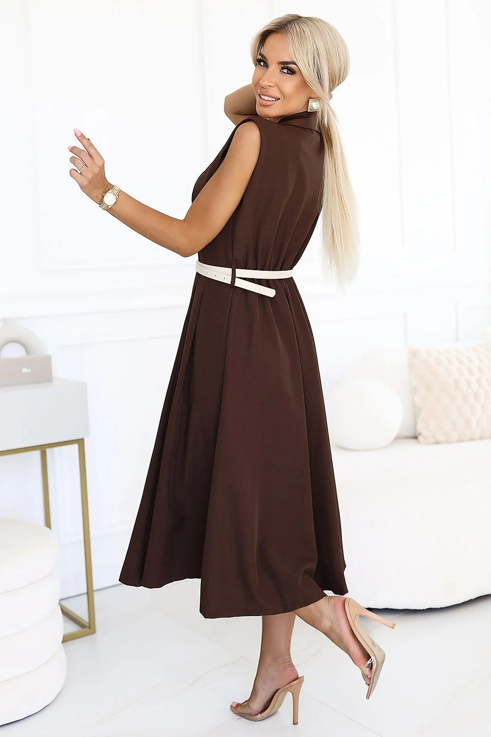 robe blazer midi femme marron chocolat sans manches évasée plissée cintrée ceinture beige boucle métallique double boutonnage boutons argentés