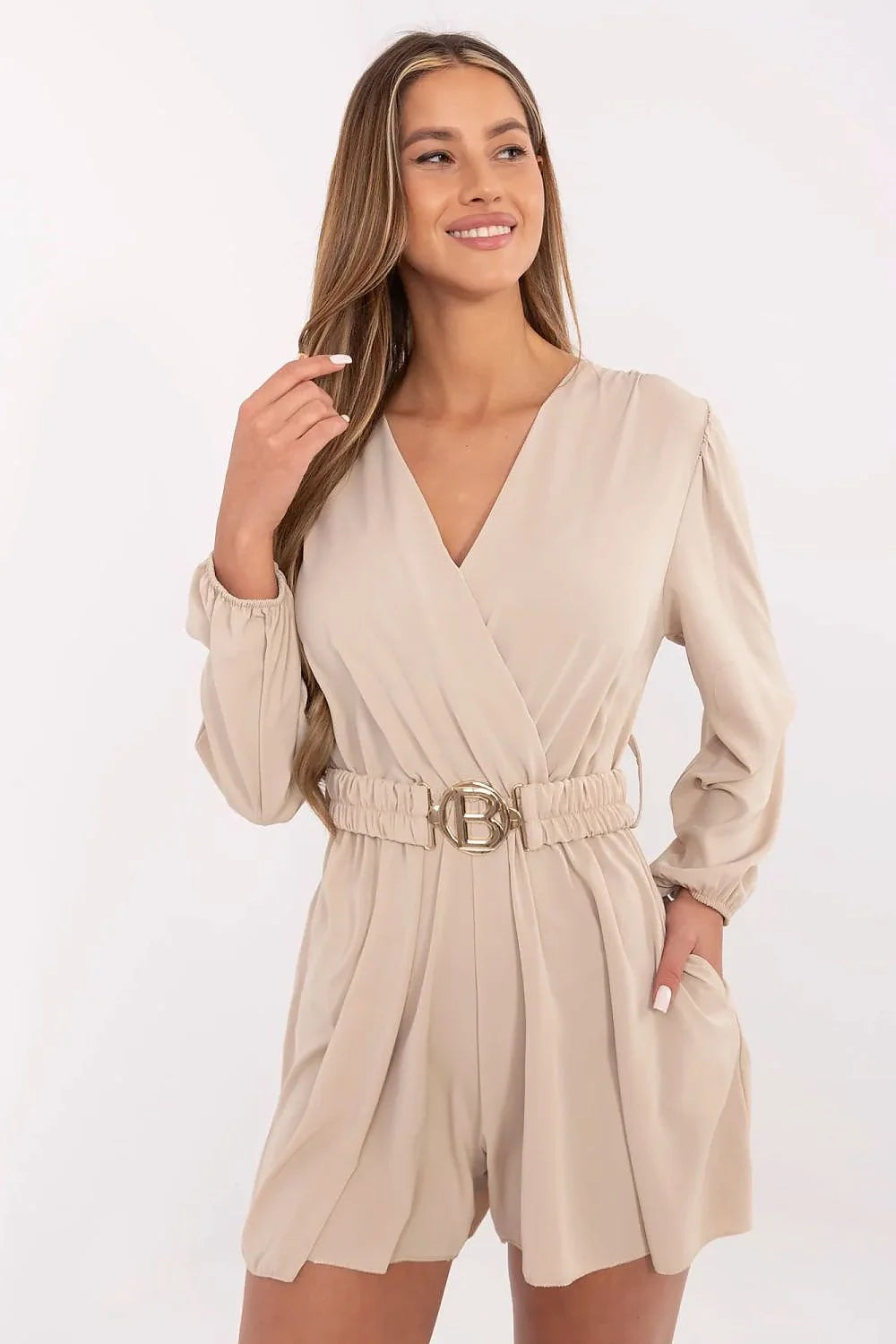 Combinaison cache-cœur féminine beige longues manches ceinture élastiquée boucle dorée style moderne silhouette fluide femme élégance occasion多様