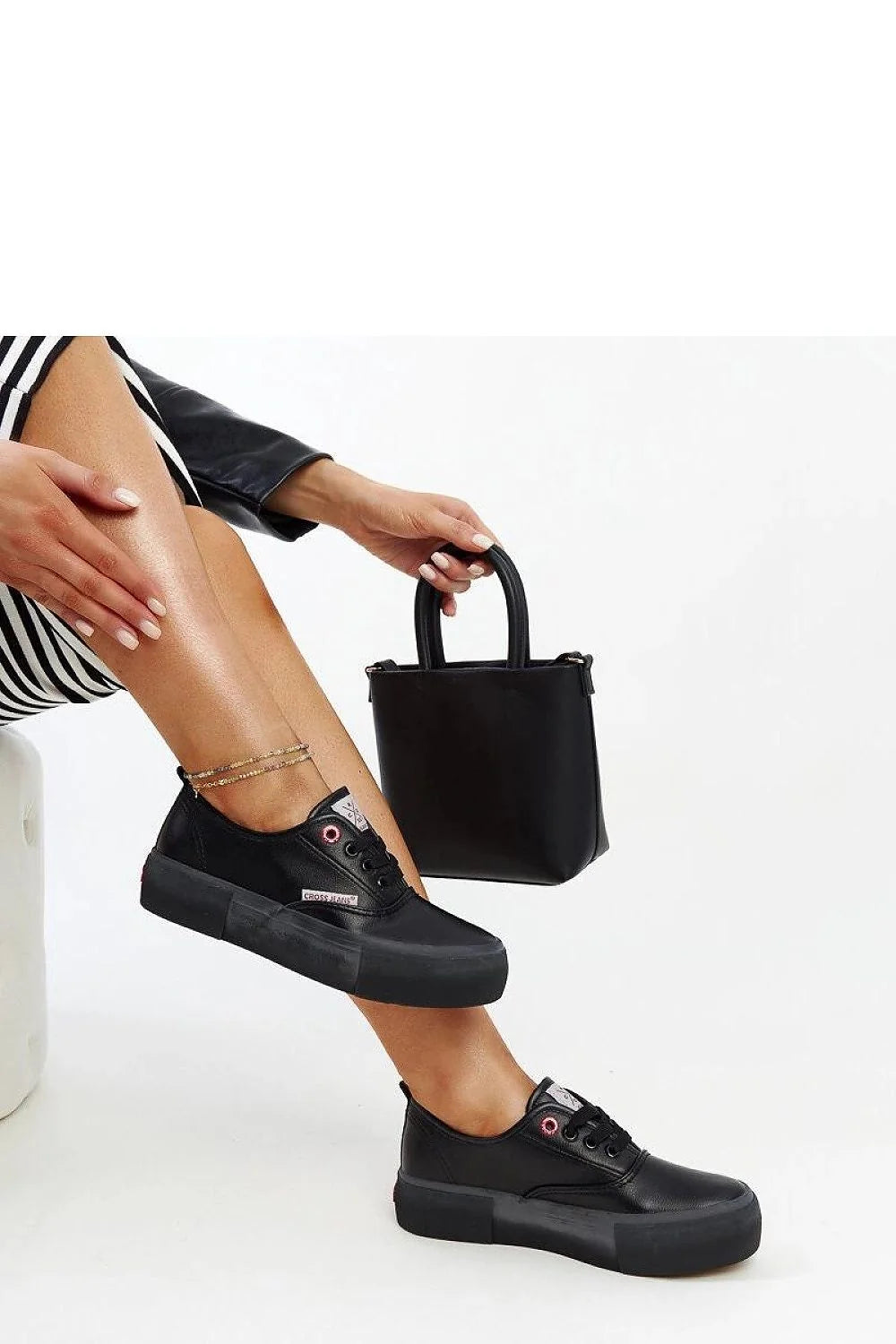 Baskets féminines CROSS JEANS style casual design minimaliste noir semelle épaisse cuir synthétique confortable ajustement parfait