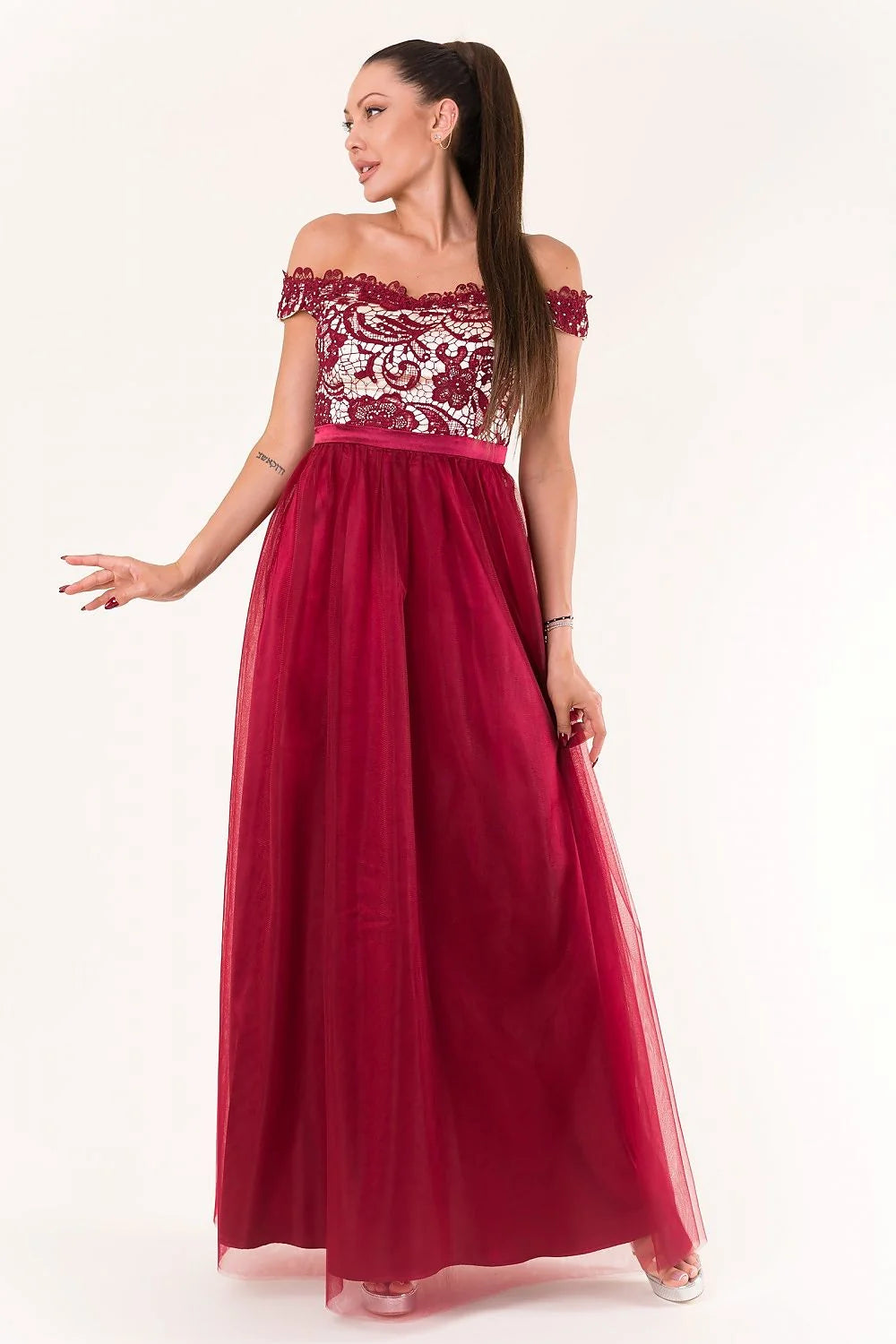 Robe longue en dentelle et tulle, élégance romantique pour soirées spéciales avec motif floral