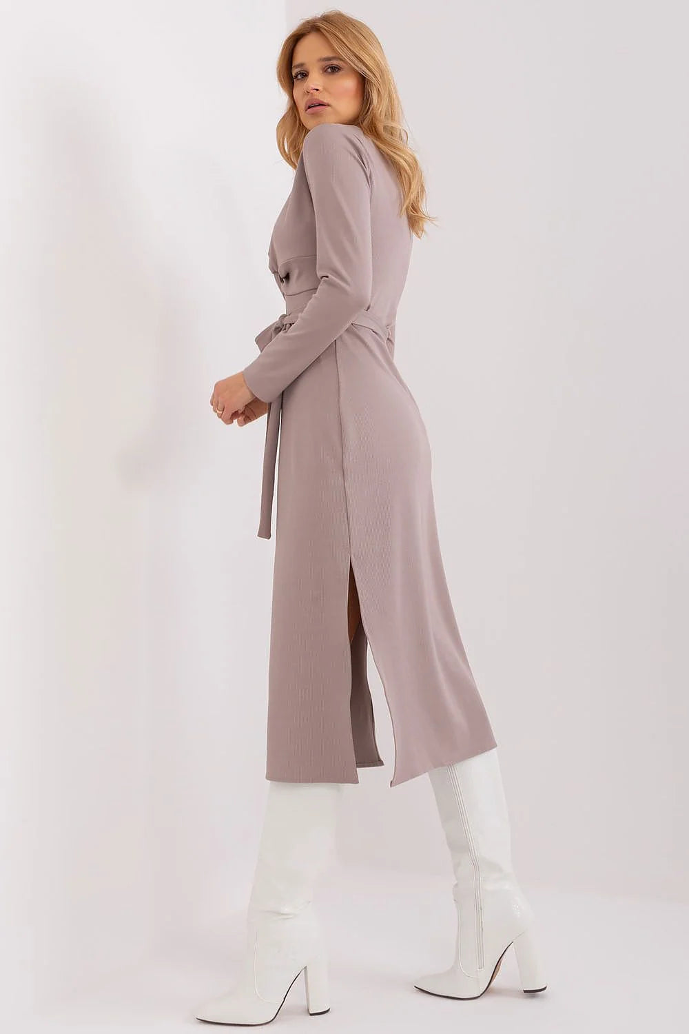 Robe élégante pour femme en tissu côtelé couleur taupe manches longues ceinture à nouer ajustée coupe moderne pour occasions formelles ou quotidiennes